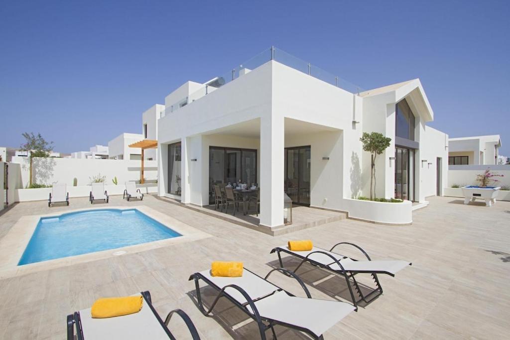 Willa Luxury Near 1km Swimming Pool Tennis Court Great For Ages Playa Blanca (Lanzarote)